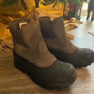 Men’s North Face Chilkat boots. Black/grey